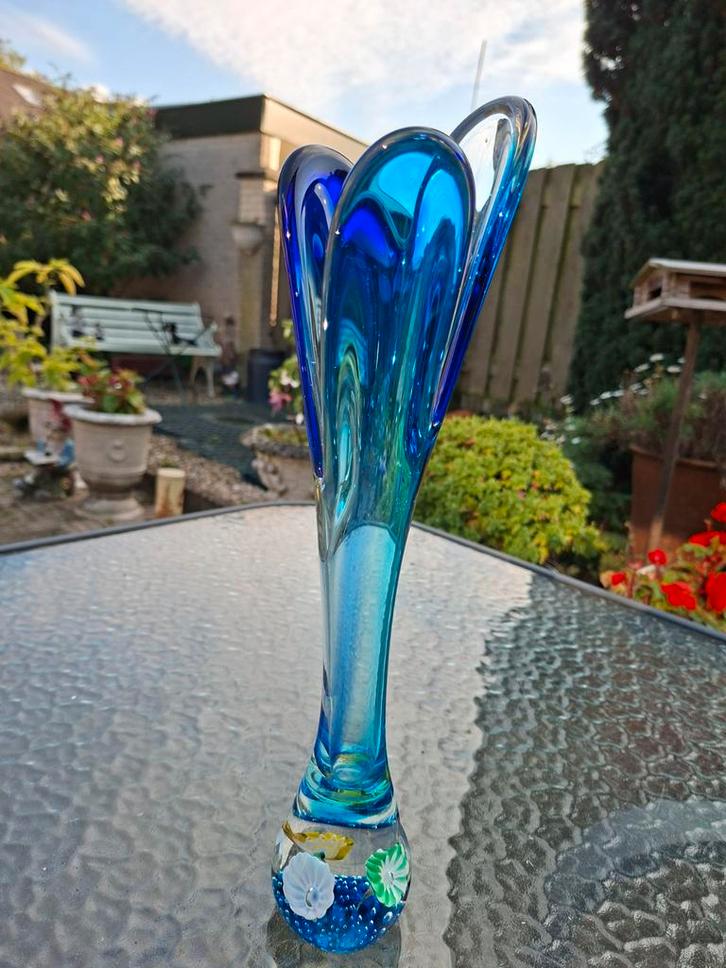 Zeldzame Blauwe kristallen vaas met decoratie, Antiek en Kunst, Antiek | Glas en Kristal, Ophalen of Verzenden