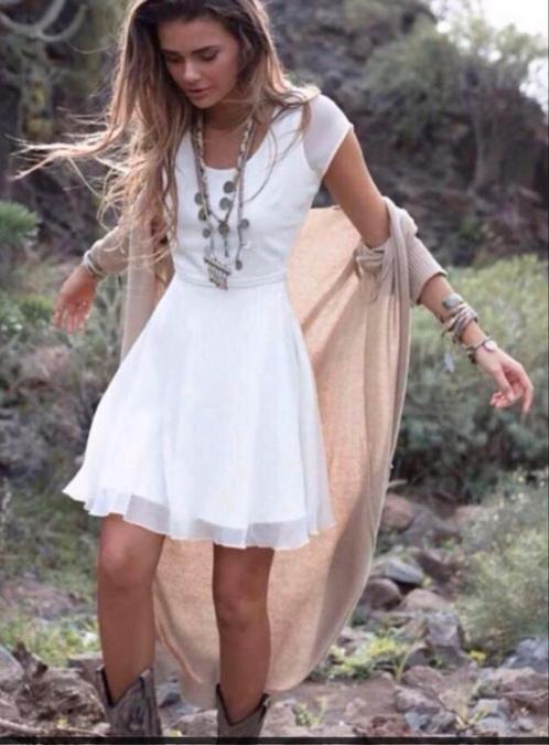 Moost wanted Nikkie jurkje off white maat M, Kleding | Dames, Jurken, Gedragen, Maat 38/40 (M), Wit, Boven de knie, Ophalen of Verzenden