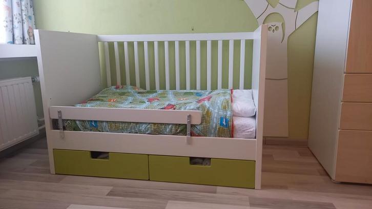 STUVA babybed / peuterbed met groene lades, Kinderen en Baby's, Kinderkamer | Bedden, Zo goed als nieuw, Minder dan 140 cm, Minder dan 70 cm