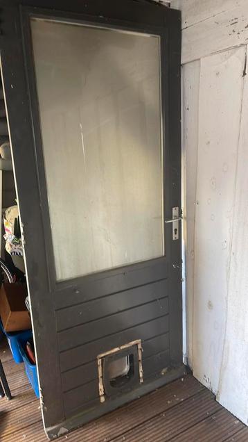 Buitendeur hardhout met kattenluik beschikbaar voor biedingen