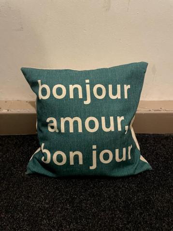 Kussentje met Franse tekst "bonjour amour, bon jour"  beschikbaar voor biedingen