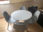 Ronde eettafel met 4 stoelen. Scandinavian design, Huis en Inrichting, Complete eetkamers, 4 tot 6 stoelen, Scandinavisch, Zo goed als nieuw