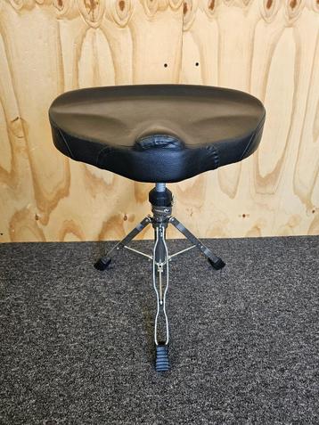 Drumkruk zwart met zadelzitting en spindel / draaimechanisme beschikbaar voor biedingen
