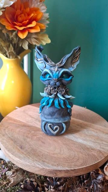 Fantasie chinchilla-konijn totempje - handgemaakt sculptuur beschikbaar voor biedingen