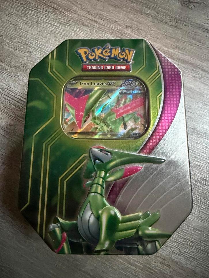 Pokémon TCG: Paradox Clash Tin - Iron Leaves ex, Hobby en Vrije tijd, Verzamelkaartspellen | Pokémon, Nieuw, Overige typen, Foil