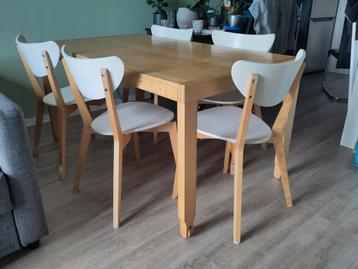 Houten tafel + 5 stoelen beschikbaar voor biedingen