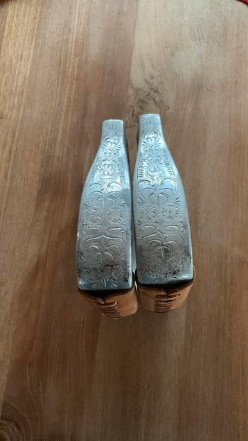 Aluminium western beugels stirrups beschikbaar voor biedingen
