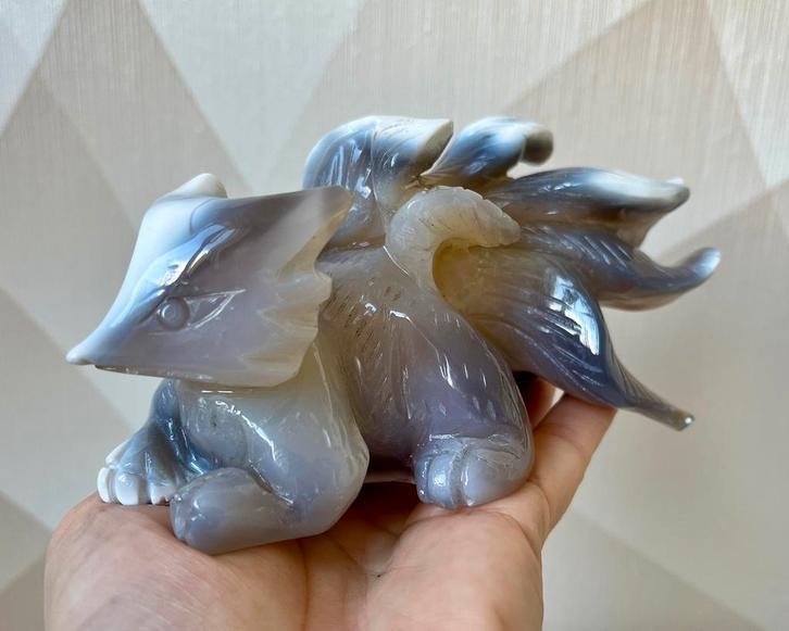 Nine tails fox (kitsune, vos) van pinguïn agaat, Verzamelen, Mineralen en Fossielen, Ophalen of Verzenden