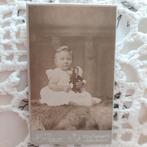 Antieke foto peuter met pop, Ophalen of Verzenden, Voor 1940, Zo goed als nieuw