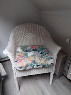 Witte rotan stoel met bloemenkussen  twee stuks., Huis en Inrichting, Stoelen, Ophalen of Verzenden