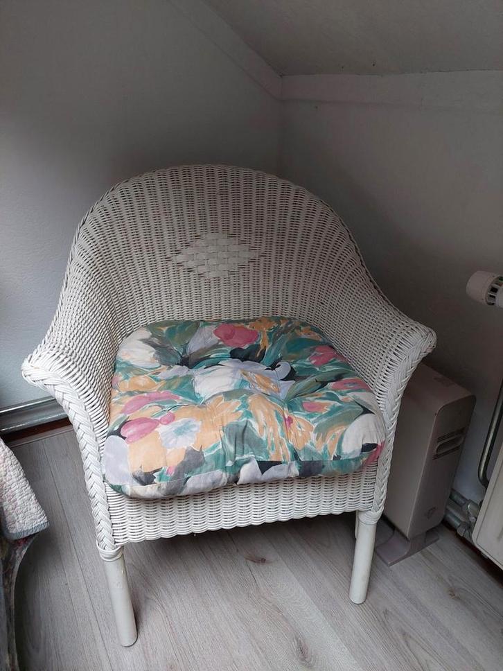 Witte rotan stoel met bloemenkussen  twee stuks., Huis en Inrichting, Stoelen, Ophalen of Verzenden