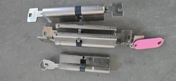3 gelijke cilindersloten  55/35 en 1x 40/45 beschikbaar voor biedingen