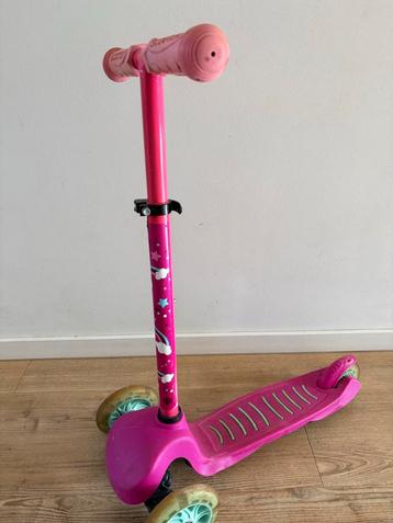 Roze step met lichtgevende wieltjes beschikbaar voor biedingen