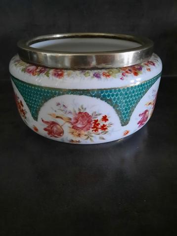 Porseleinen schaal met bloemmotief beschikbaar voor biedingen