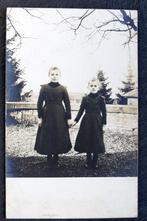 Twee zusjes houden elkaars hand vast, 1908, Verzenden, Voor 1920, Gelopen, Kinderen