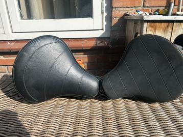 2 originele Tomos-zadels beschikbaar voor biedingen