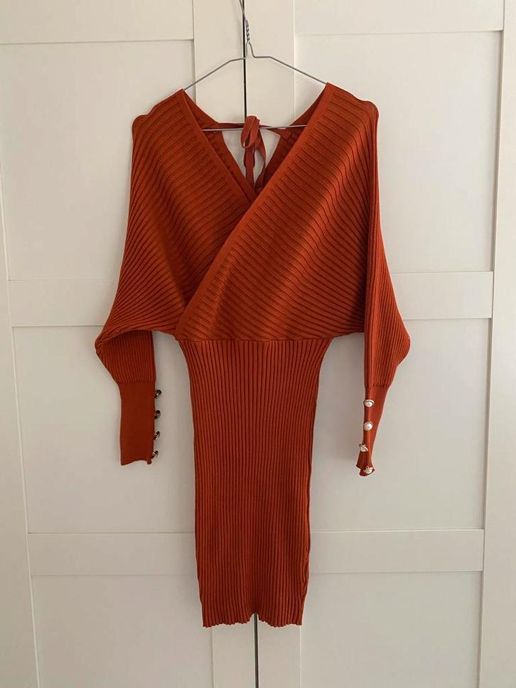 Oranje Gebreide Jurk - Maat M merk CHERRY KOKO, Kleding | Dames, Jurken, Zo goed als nieuw, Maat 38/40 (M), Oranje, Knielengte