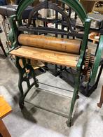 Antieke Smeedijzeren Mangel, Ophalen