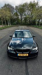 BMW 3-Serie e90 320i Zwart -Maxton Kit -All Season- Modified, Auto's, BMW, Origineel Nederlands, Te koop, 5 stoelen, 1400 kg