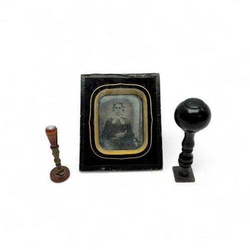 Twee antieke lakstempels en een antieke foto, daguerreotype, Antiek en Kunst, Antiek | Gereedschap en Instrumenten, Ophalen of Verzenden