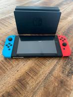 Nintendo Switch + accessoires + 2 spellen, Spelcomputers en Games, Spelcomputers | Nintendo Switch, Met 2 controllers, Ophalen of Verzenden