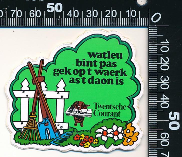 Sticker: Twentsche Courant - Watleu bint was gek op t waerk, Verzamelen, Stickers, Zo goed als nieuw, Bedrijf of Vereniging, Ophalen of Verzenden
