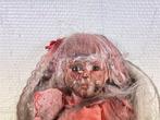 A895. Unieke Horror-Doll, enge pop met afgerukt been, Verzamelen, Poppen, Gebruikt, Ophalen of Verzenden, Pop