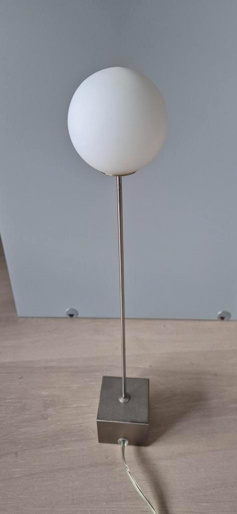 Nachtkastlamp met bolvormige kap, Huis en Inrichting, Lampen | Tafellampen, Zo goed als nieuw, Minder dan 50 cm, Glas, Metaal