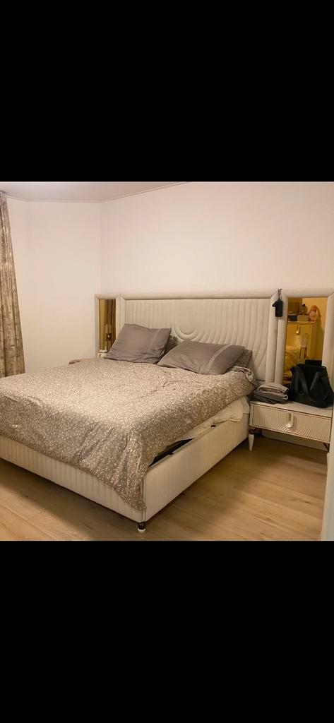 Mooie Tweepersoonsbedden, Huis en Inrichting, Slaapkamer | Bedden, Zo goed als nieuw, Tweepersoons, 160 cm, 200 cm, Stof, Beige