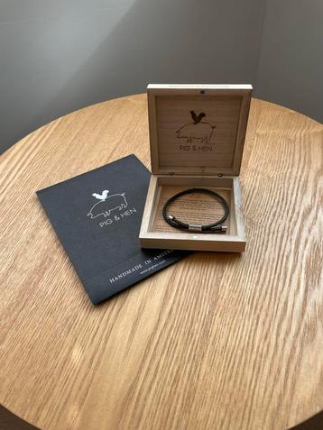 Pig & Hen Armband Legergroen beschikbaar voor biedingen