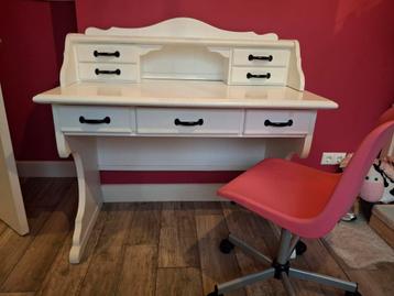 Leuk wit bureau met lades beschikbaar voor biedingen