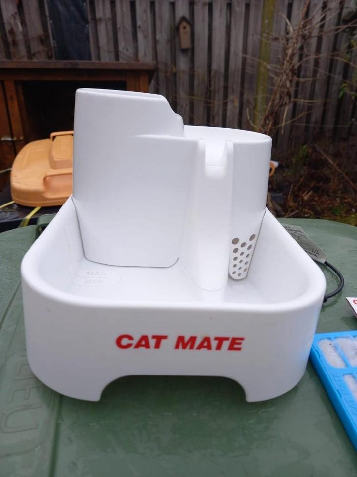 Catmate drinkfontein 2L, incl 2 koolfilters, Dieren en Toebehoren, Kattenvoerbakken en Drinkbakken, Zo goed als nieuw, Ophalen