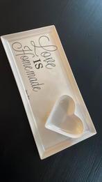 Schaal met hartjes bakje riviera maison love is home made, Huis en Inrichting, Keuken | Servies, Ophalen of Verzenden, Aardewerk