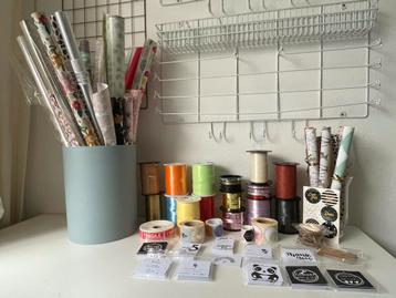 Partij inpak artikelen,cadeaupapier,lint,bedankkaartjes etc. beschikbaar voor biedingen