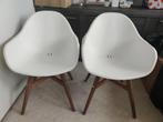 Twee moderne witte stoelen met houten poten, Gebruikt, Twee, Wit, Modern