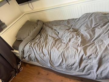 bedbank met extra uitschuifbed beschikbaar voor biedingen