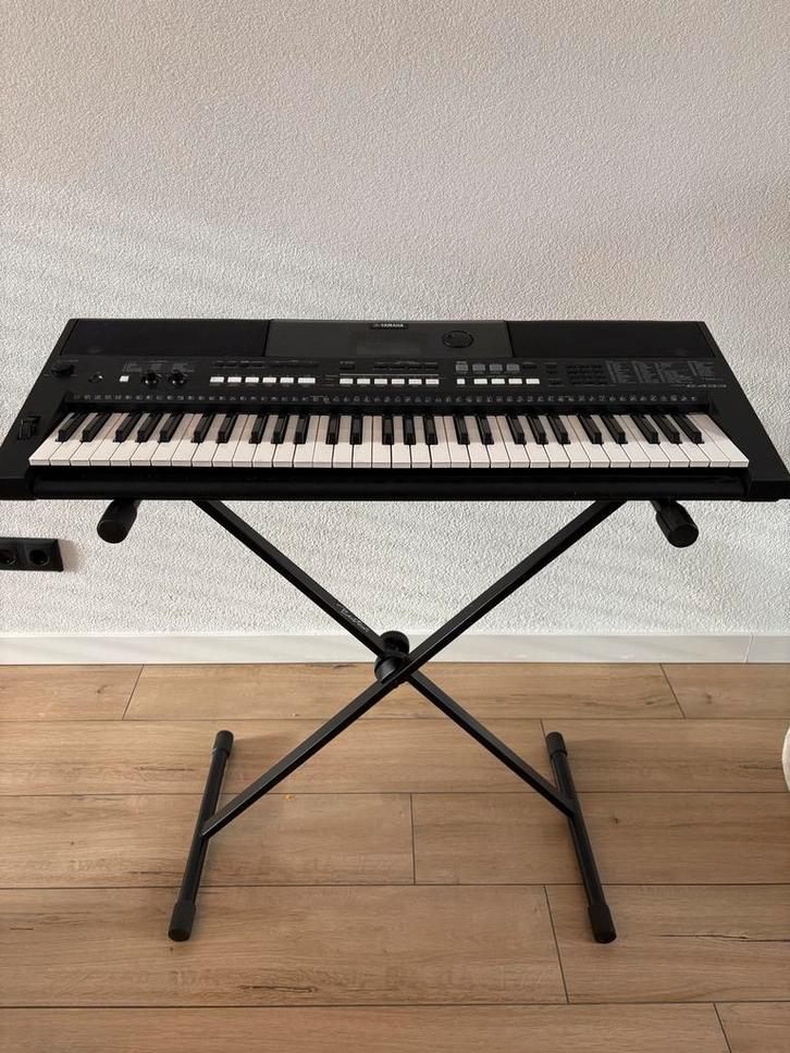 Yamaha PSR-E433 Keyboard met Standaard, Muziek en Instrumenten, Keyboards, Zo goed als nieuw, 61 toetsen, Yamaha, Aanslaggevoelig