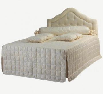 LUXE ENGELSE BOXSPRING MET SPREI EN KUSSENS 160 BIJ 200 beschikbaar voor biedingen