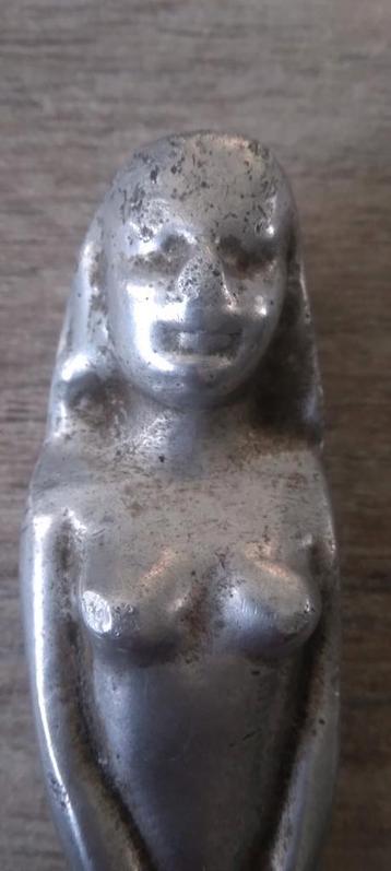 Zeldzaam mes met vrouwenfiguur beschikbaar voor biedingen