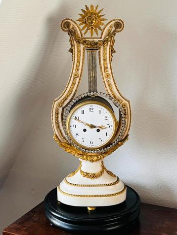 Grote lierpendule met voorslinger beschikbaar voor biedingen