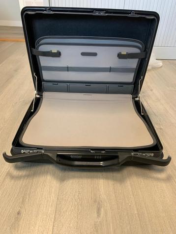 Attache koffer beschikbaar voor biedingen