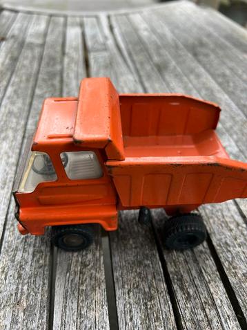 Vintage Oranje Blikken Kiepwagen beschikbaar voor biedingen