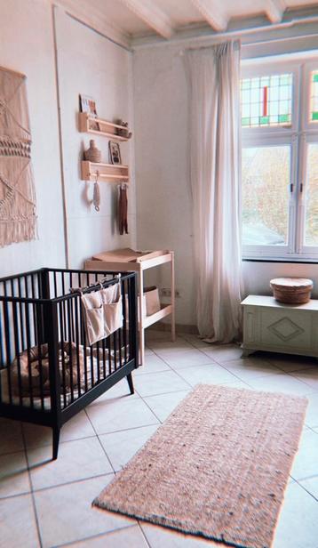 Zwarte Box met Retro Pootjes beschikbaar voor biedingen