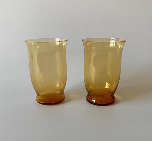 Twee vaasjes, Leerdam jaren 30, amberkleurig, Antiek en Kunst, Antiek | Glas en Kristal, Ophalen of Verzenden