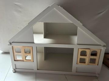 Playwood poppenhuis beschikbaar voor biedingen