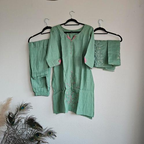 Aura of India - Green suit with pink elements, Kleding | Dames, Gelegenheidskleding, Nieuw, Overige typen, Maat 38/40 (M), Groen
