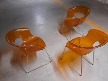 3 vrolijke oranje plexiglas kuipstoelen totaal eur 70,00 beschikbaar voor biedingen