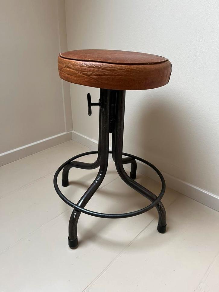 Robuust, industriële draaikruk, leren zitting, Huis en Inrichting, Krukjes, Gebruikt, Hout, Ophalen