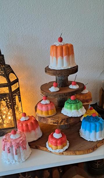 Feest taartjes nep taart wolvilt naaldvilt of gips. beschikbaar voor biedingen