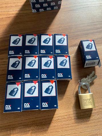 12 gelijksluitebde sloten merk DX 30 mmbreed beschikbaar voor biedingen